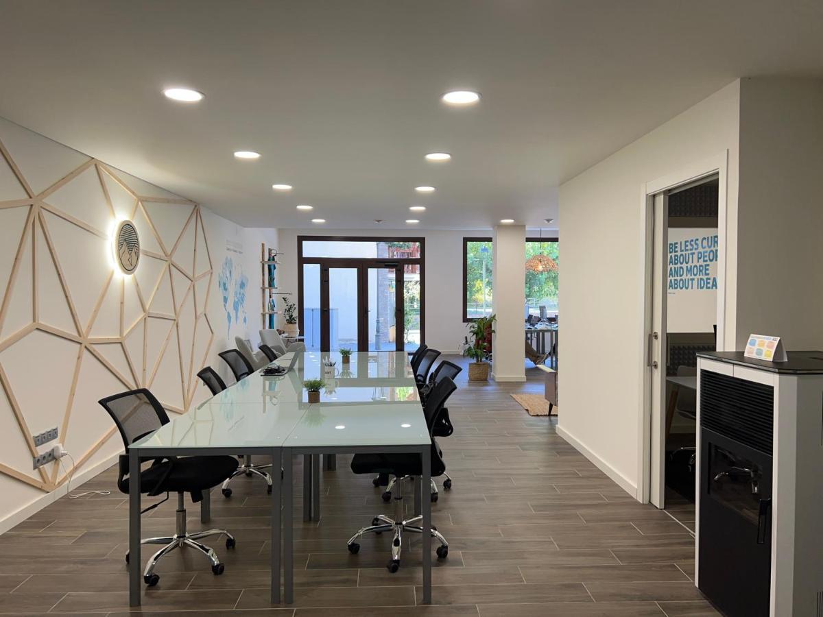 Espot Cowork & Apartments - L'Amfitriona Luaran gambar